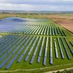 Aurinkopaneelikenttä kesäisessä säässä.